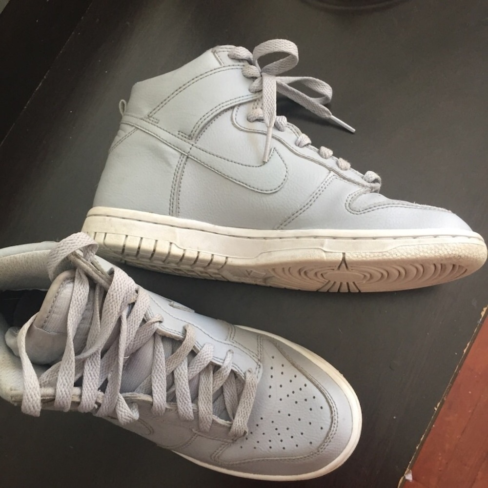 Nike’s gray 👟